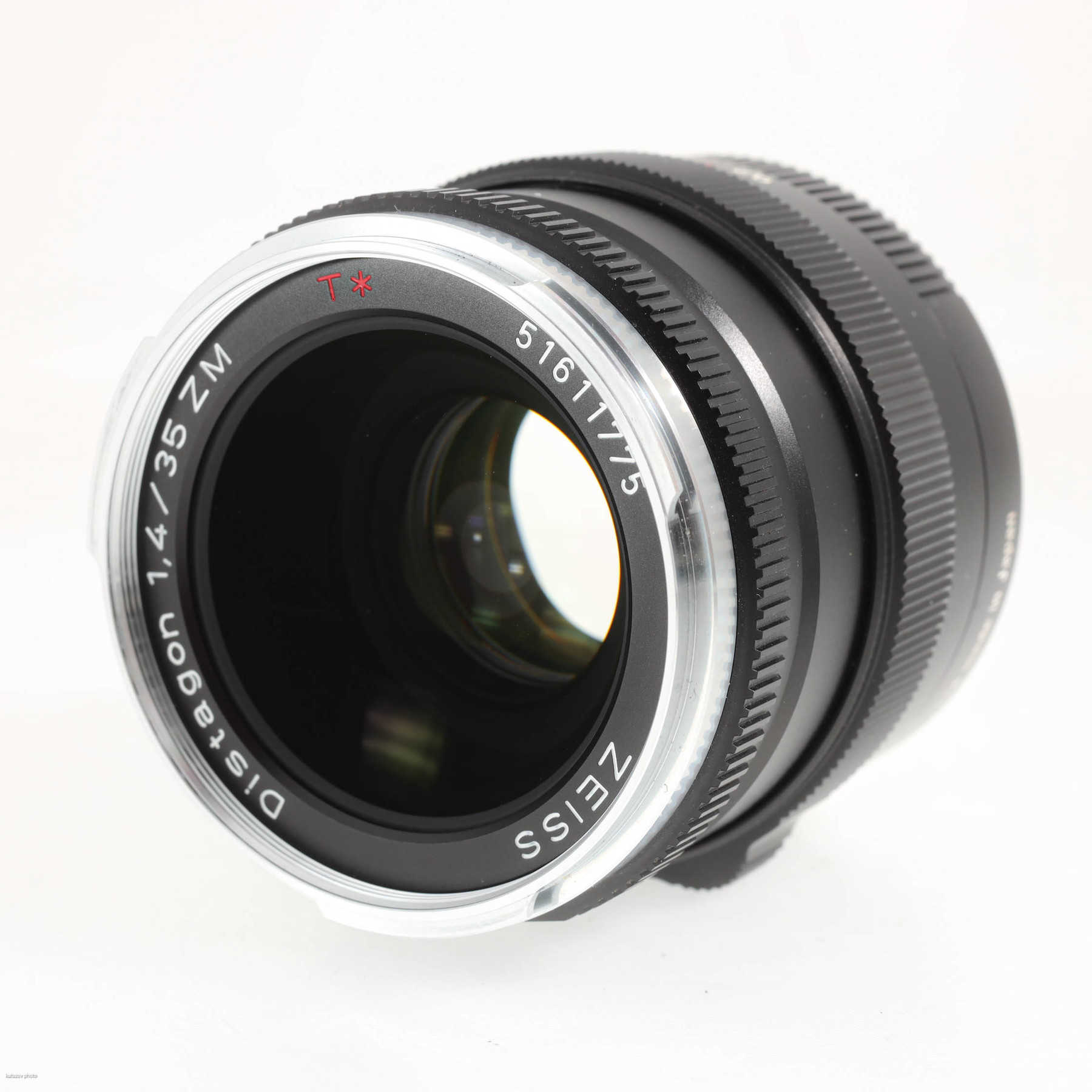 Zeiss Distagon T* 35mm f/1.4 ZM black Zeiss Distagon T* 35mm f/1.4 ZM black