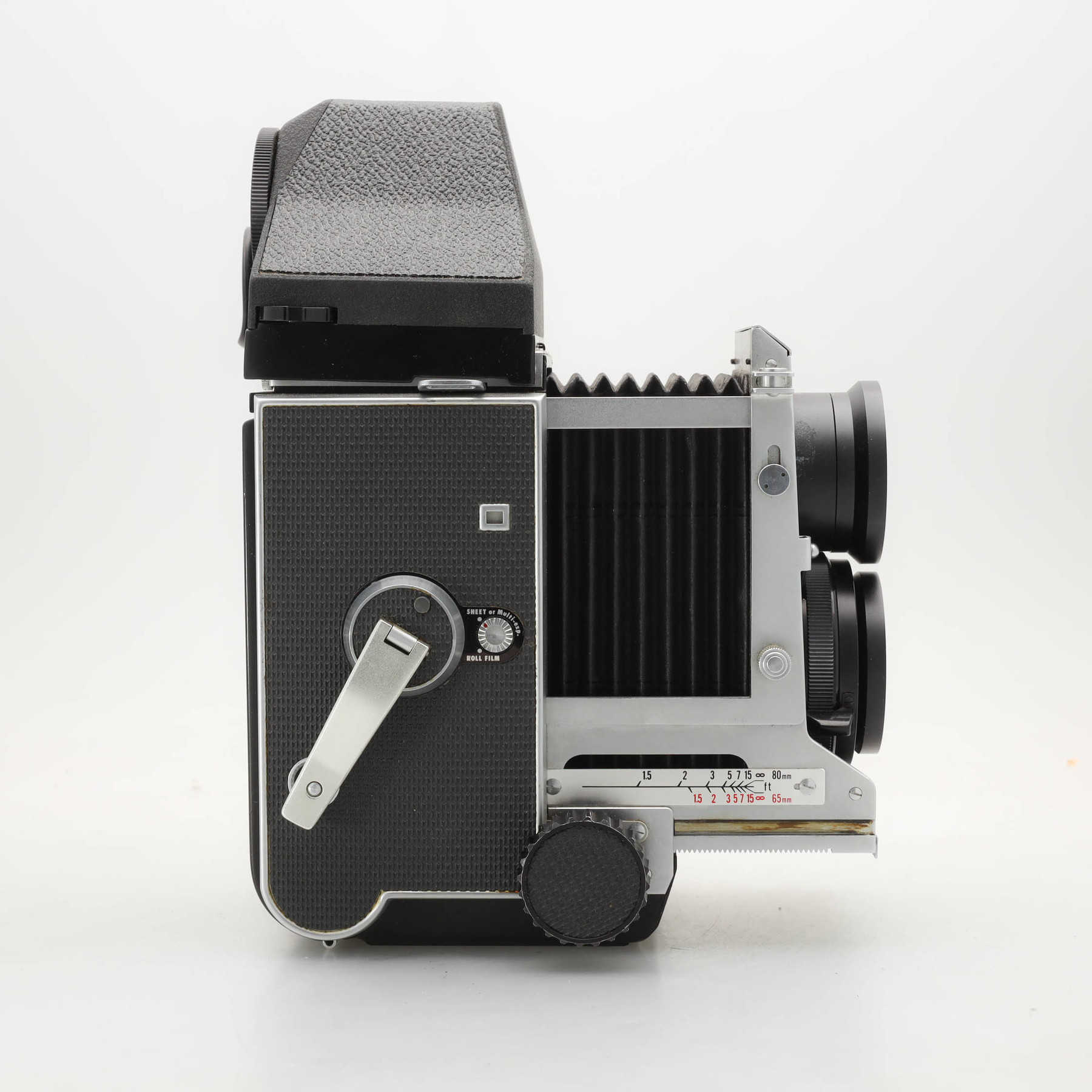 Mamiya C3 Professional с объективом 80mm f/2.8 и запасом плёнки Mamiya C3 Professional с объективом 80mm f/2.8 и запасом плёнки