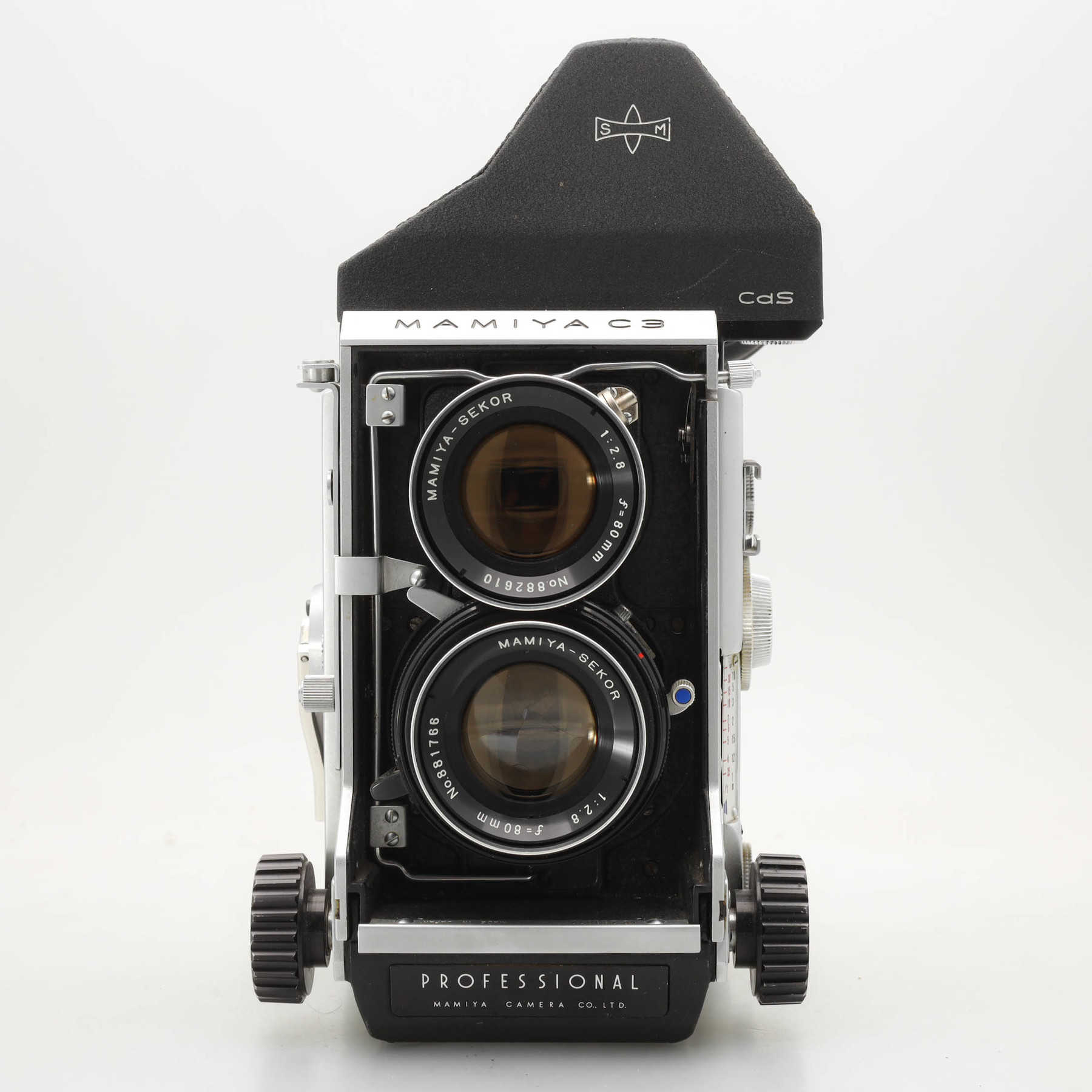 Mamiya C3 Professional с объективом 80mm f/2.8 и запасом плёнки Mamiya C3 Professional с объективом 80mm f/2.8 и запасом плёнки