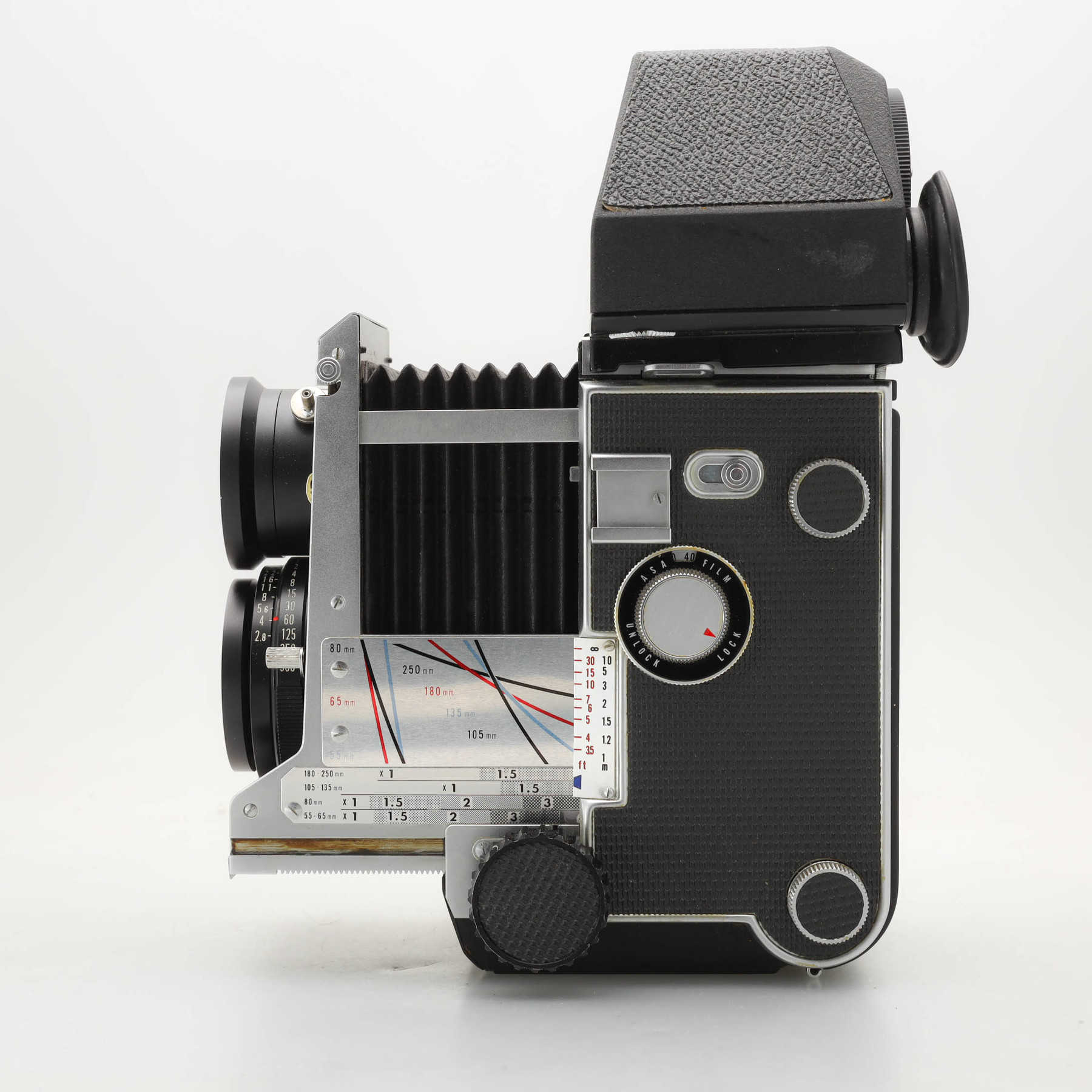 Mamiya C3 Professional с объективом 80mm f/2.8 и запасом плёнки Mamiya C3 Professional с объективом 80mm f/2.8 и запасом плёнки