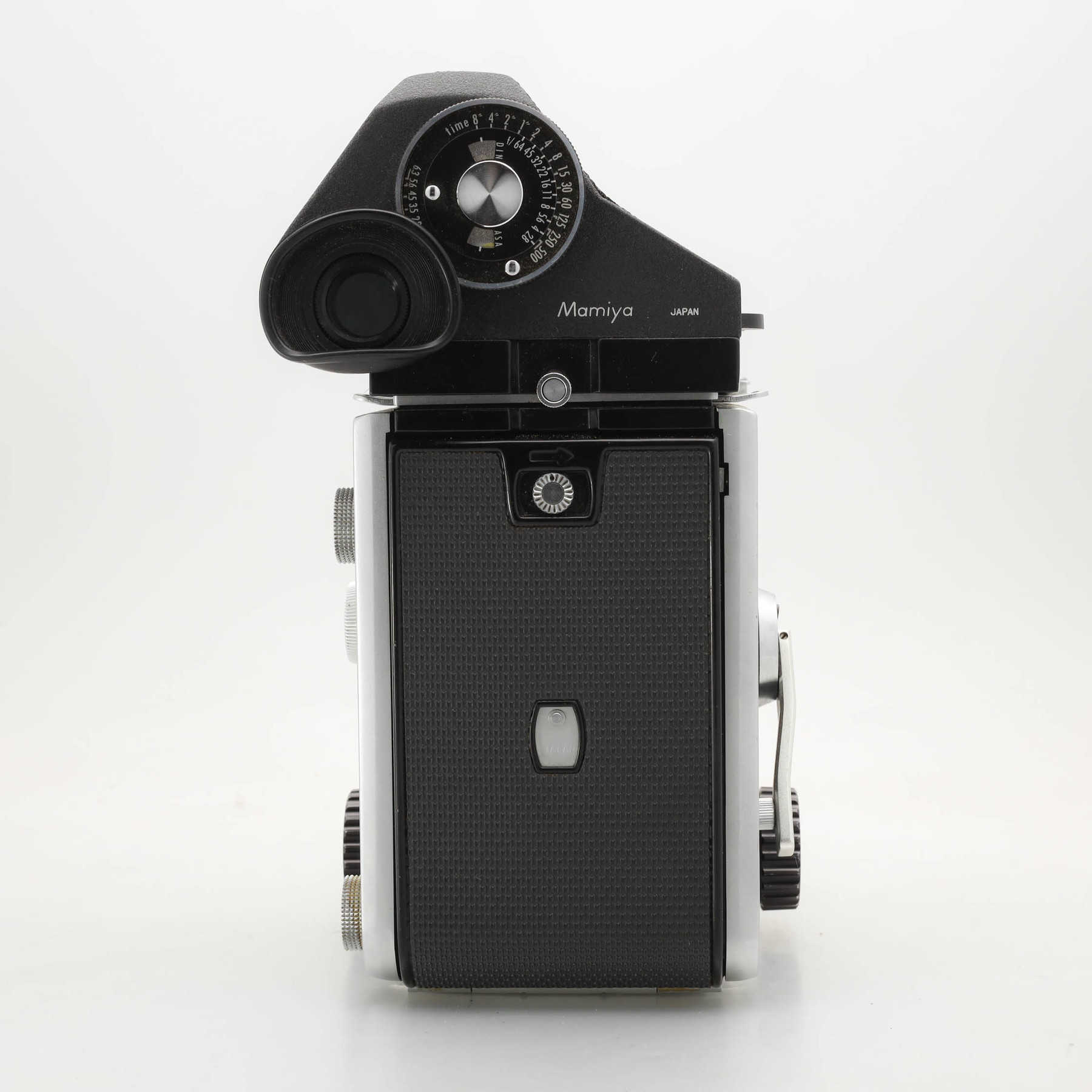 Mamiya C3 Professional с объективом 80mm f/2.8 и запасом плёнки Mamiya C3 Professional с объективом 80mm f/2.8 и запасом плёнки
