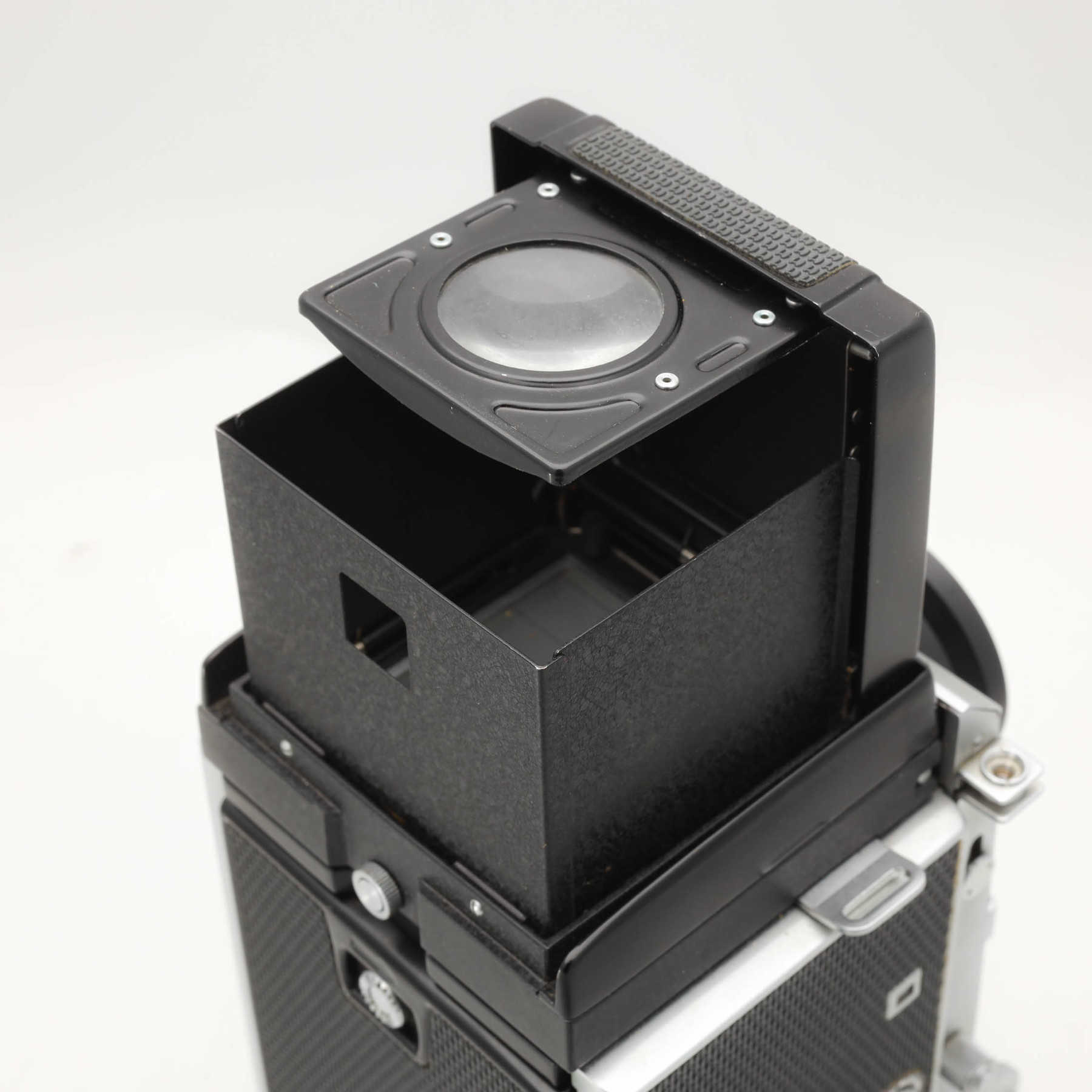 Mamiya C3 Professional с объективом 80mm f/2.8 и запасом плёнки Mamiya C3 Professional с объективом 80mm f/2.8 и запасом плёнки