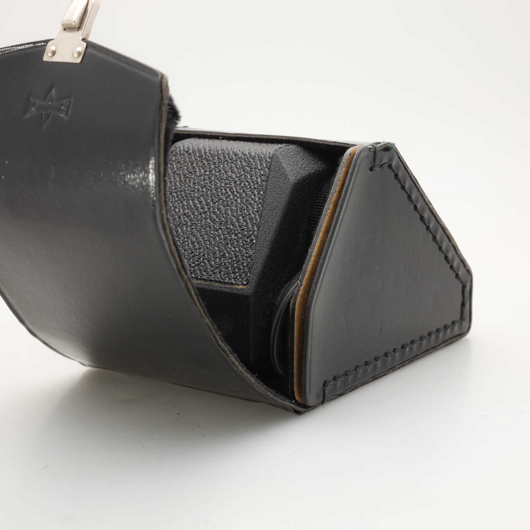 Mamiya C3 Professional с объективом 80mm f/2.8 и запасом плёнки Mamiya C3 Professional с объективом 80mm f/2.8 и запасом плёнки