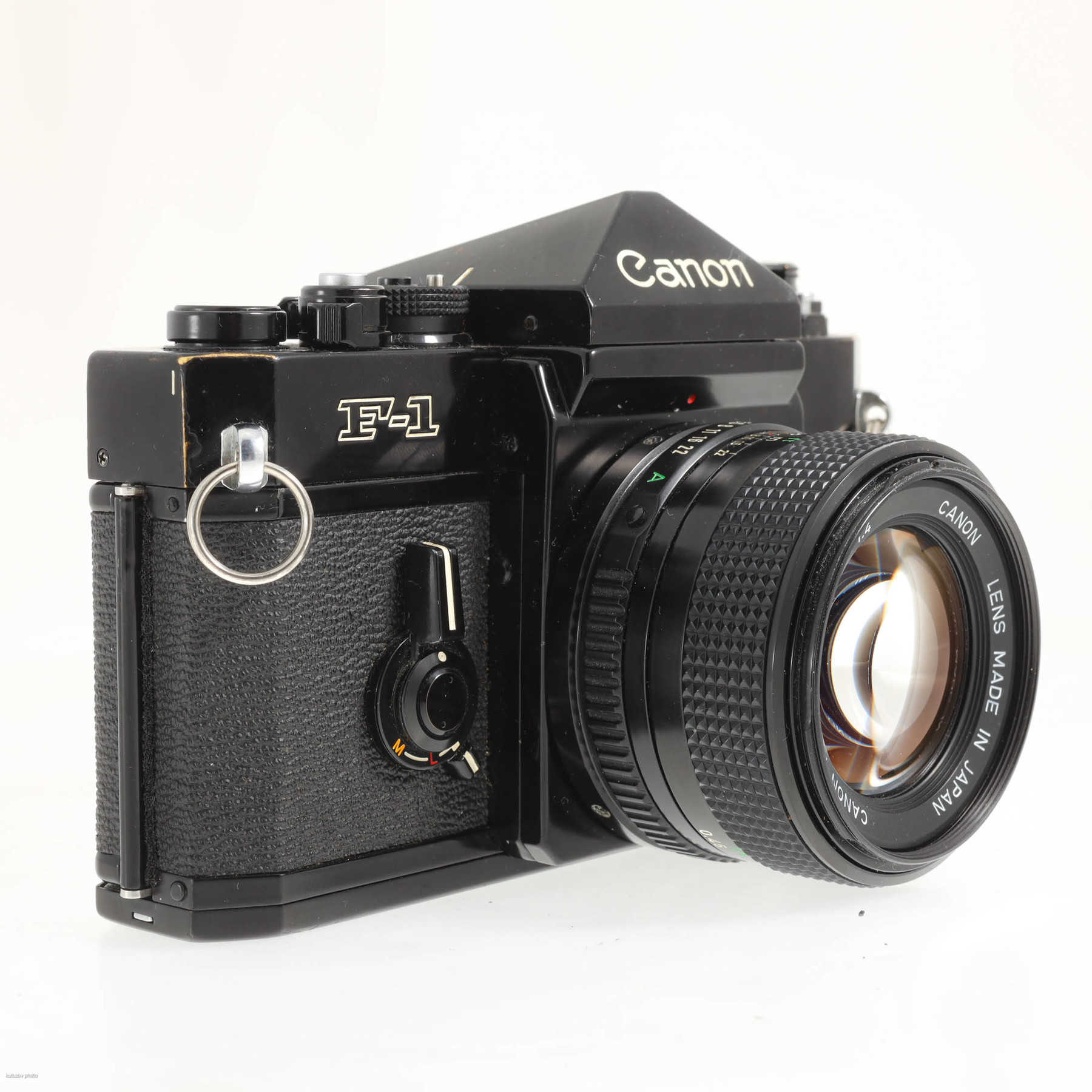 Canon F-1 с объективом FD 50mm f/1.4 Canon F-1 с объективом FD 50mm f/1.4