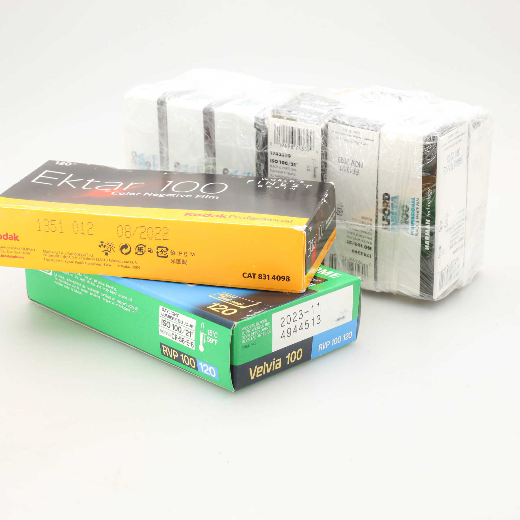 Mamiya C3 Professional с объективом 80mm f/2.8 и запасом плёнки Mamiya C3 Professional с объективом 80mm f/2.8 и запасом плёнки