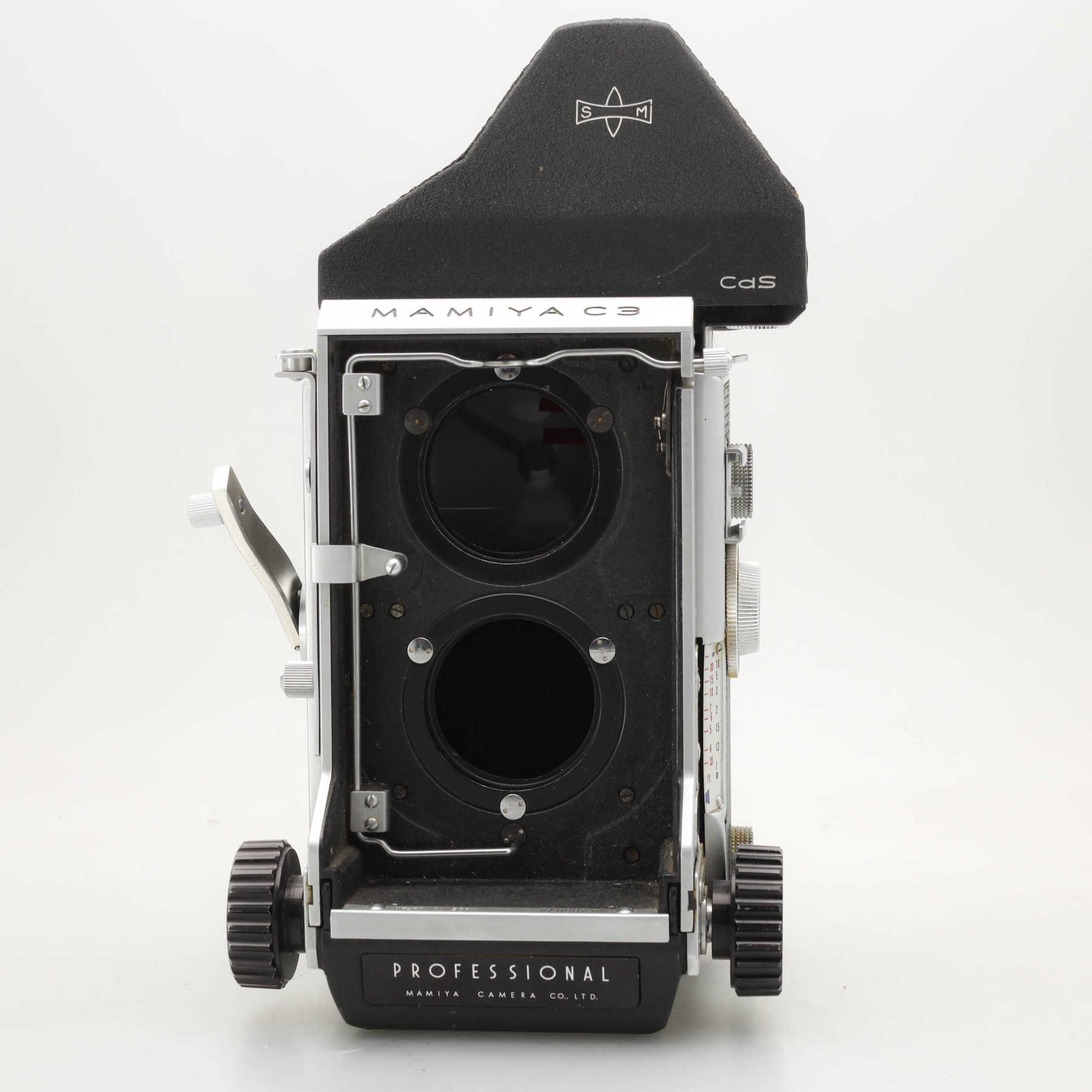 Mamiya C3 Professional с объективом 80mm f/2.8 и запасом плёнки Mamiya C3 Professional с объективом 80mm f/2.8 и запасом плёнки