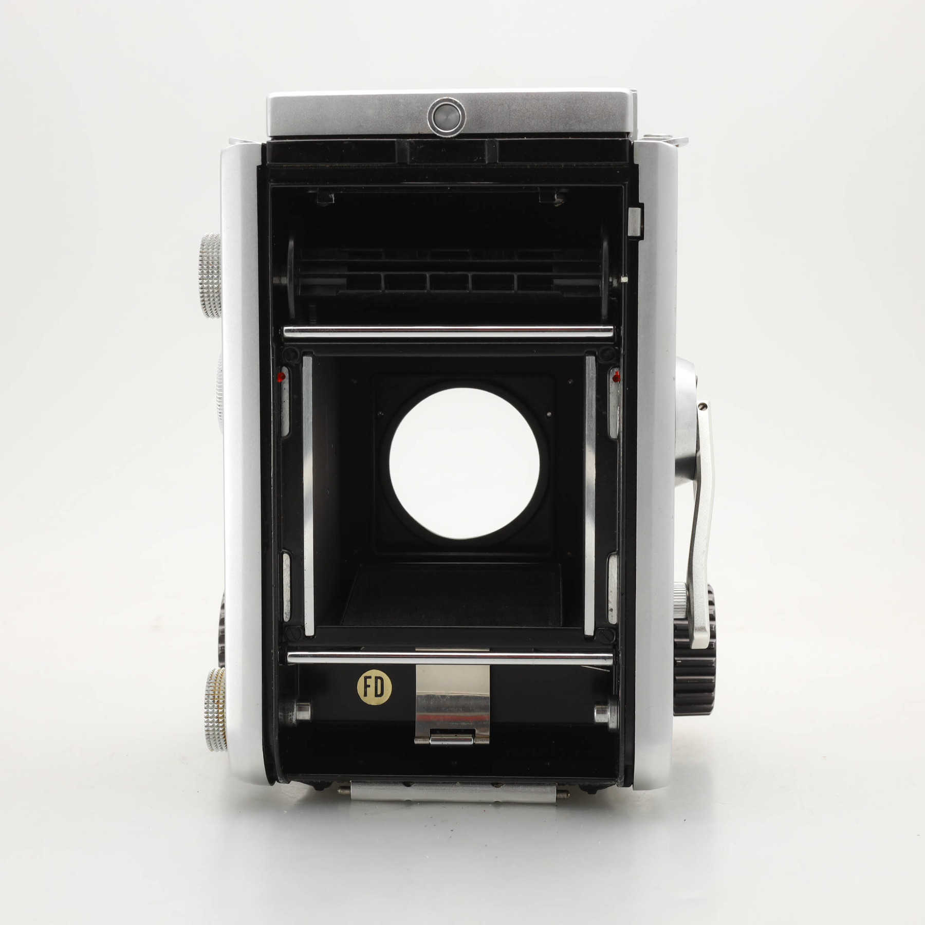 Mamiya C3 Professional с объективом 80mm f/2.8 и запасом плёнки Mamiya C3 Professional с объективом 80mm f/2.8 и запасом плёнки