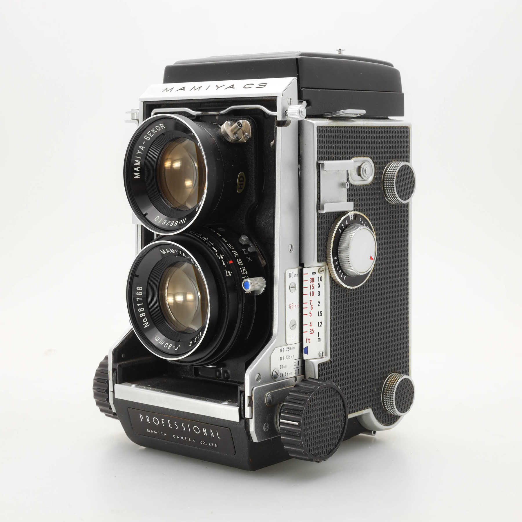 Mamiya C3 Professional с объективом 80mm f/2.8 и запасом плёнки Mamiya C3 Professional с объективом 80mm f/2.8 и запасом плёнки