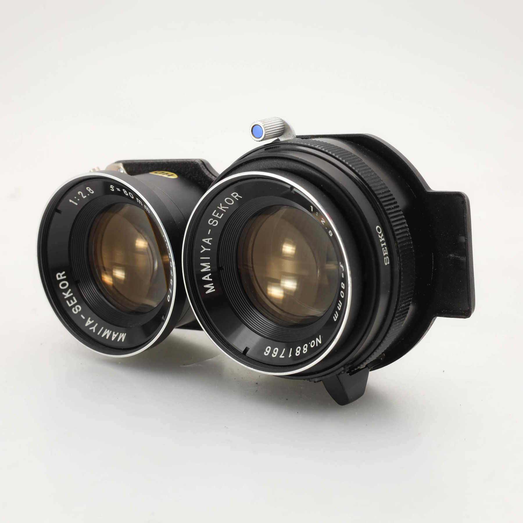 Mamiya C3 Professional с объективом 80mm f/2.8 и запасом плёнки Mamiya C3 Professional с объективом 80mm f/2.8 и запасом плёнки