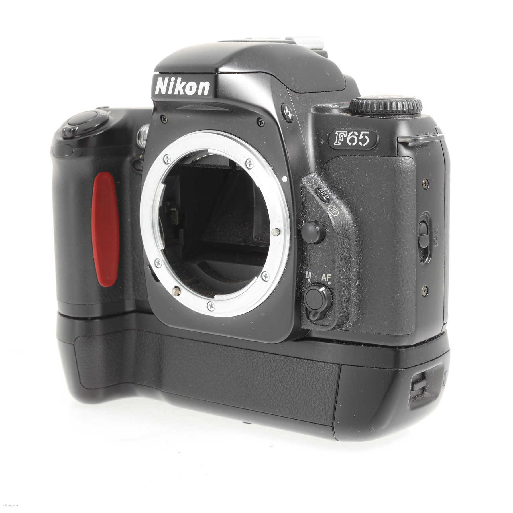 Nikon F65 с вертикальной рукояткой MB-17 Nikon F65 с вертикальной рукояткой MB-17