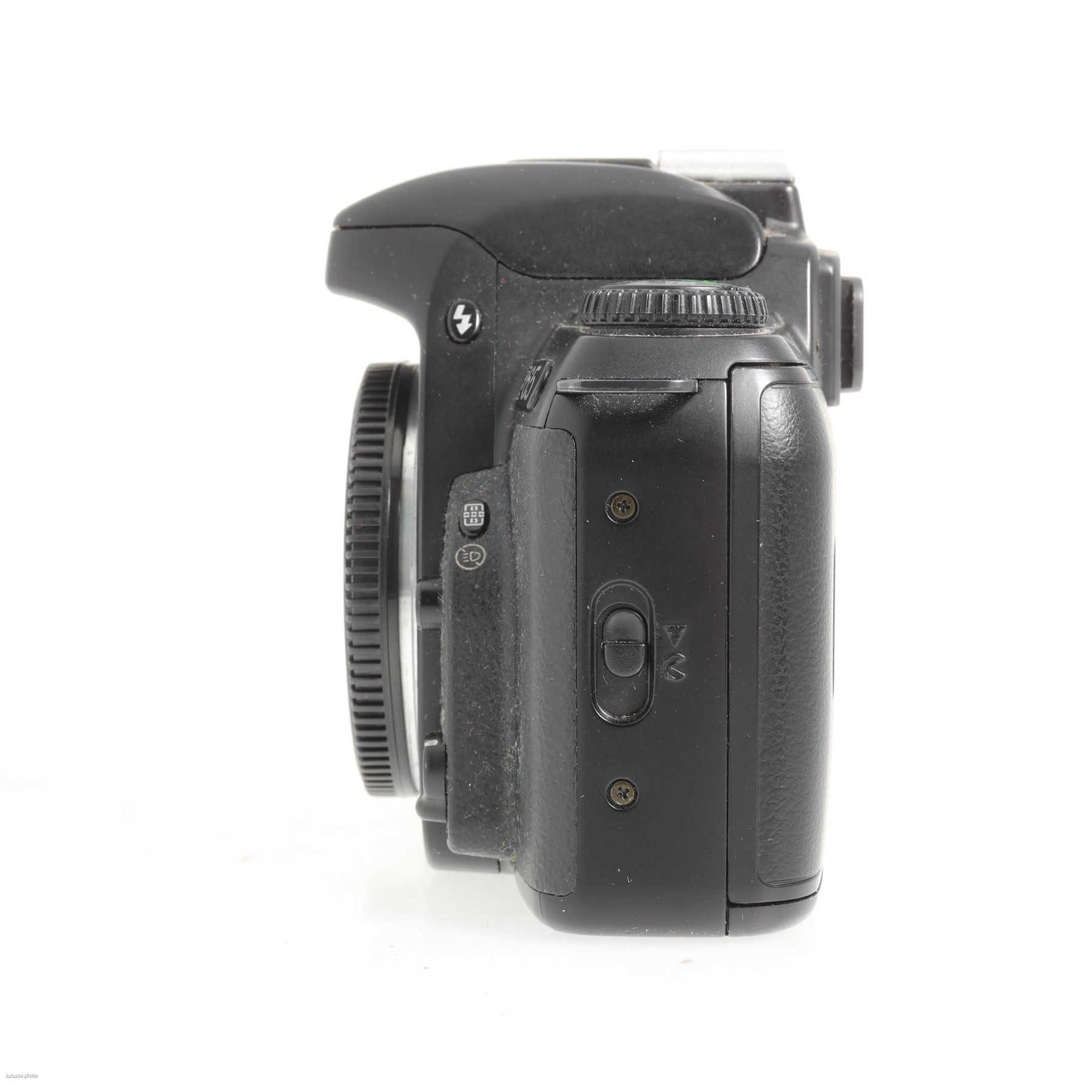 Nikon F65 с вертикальной рукояткой MB-17 Nikon F65 с вертикальной рукояткой MB-17