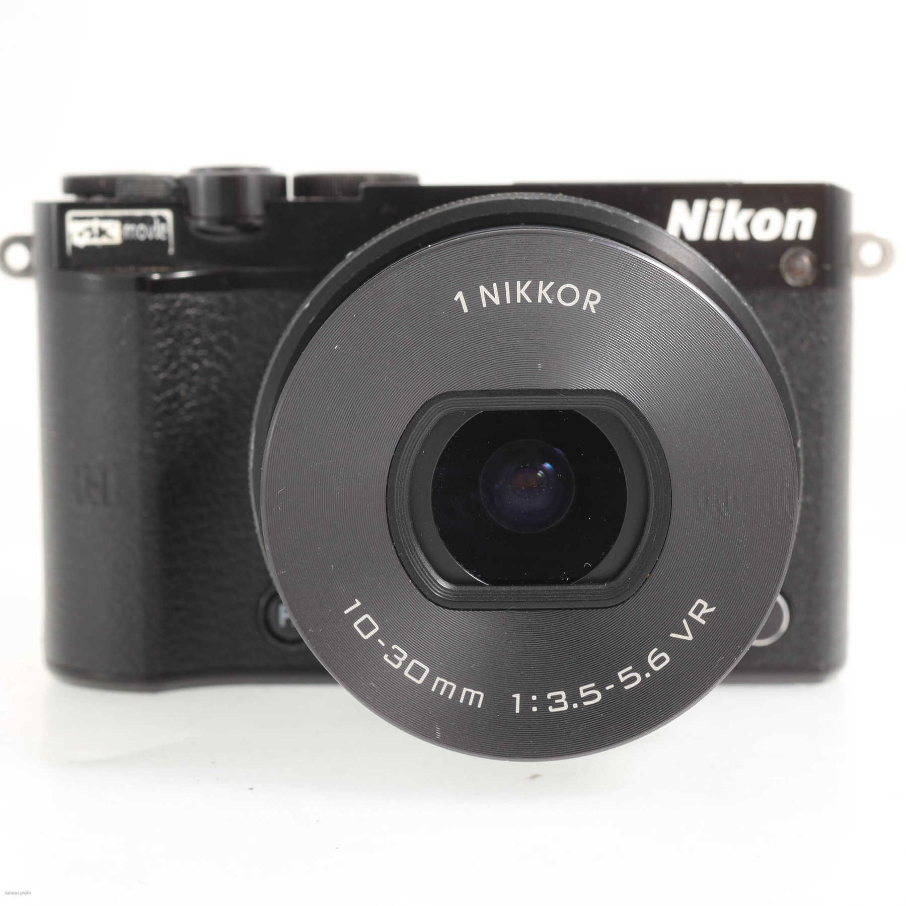 Nikon 1 J5 с объективом 10-30mm f/3.5-5.6 VR Nikon 1 J5 с объективом 10-30mm f/3.5-5.6 VR
