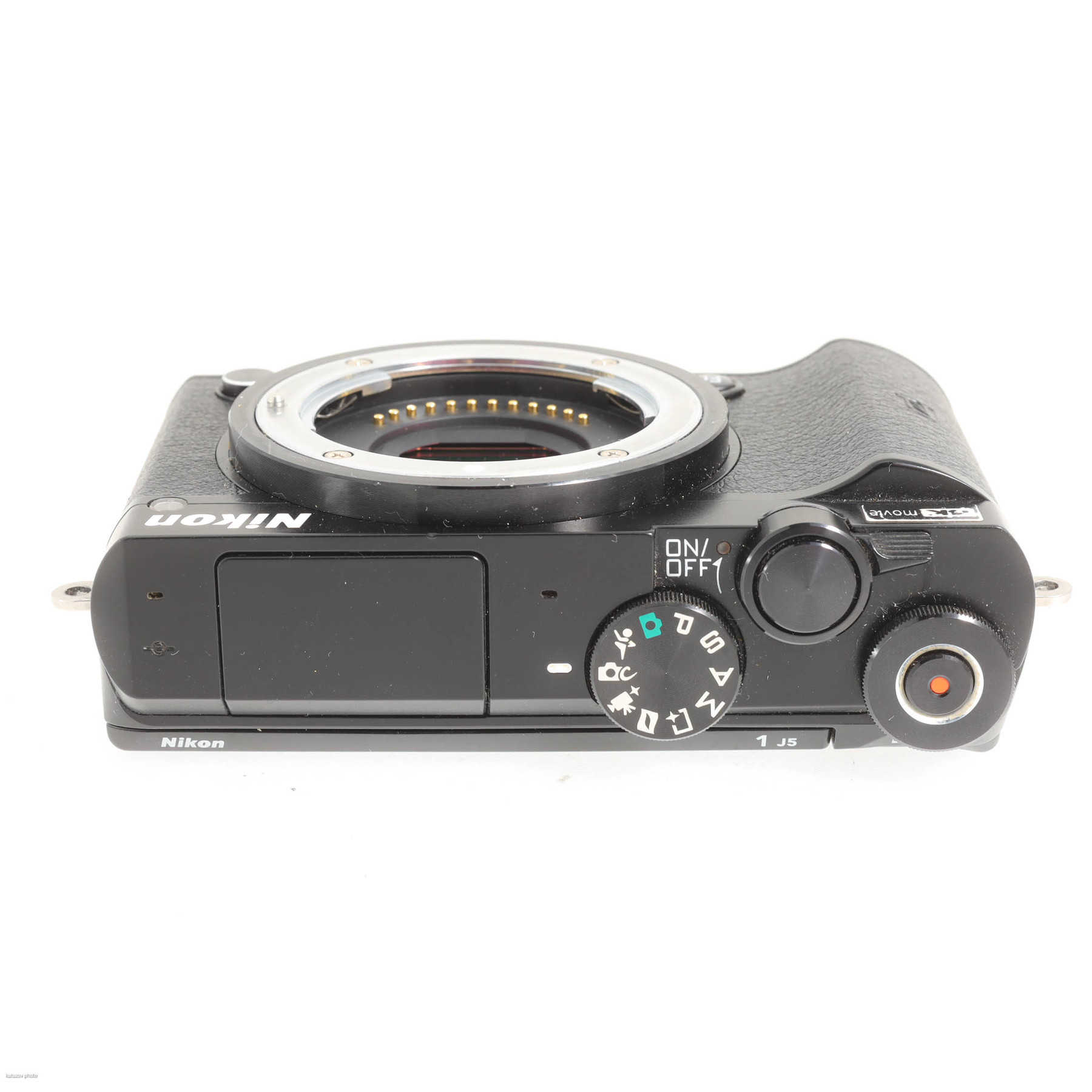 Nikon 1 J5 с объективом 10-30mm f/3.5-5.6 VR Nikon 1 J5 с объективом 10-30mm f/3.5-5.6 VR