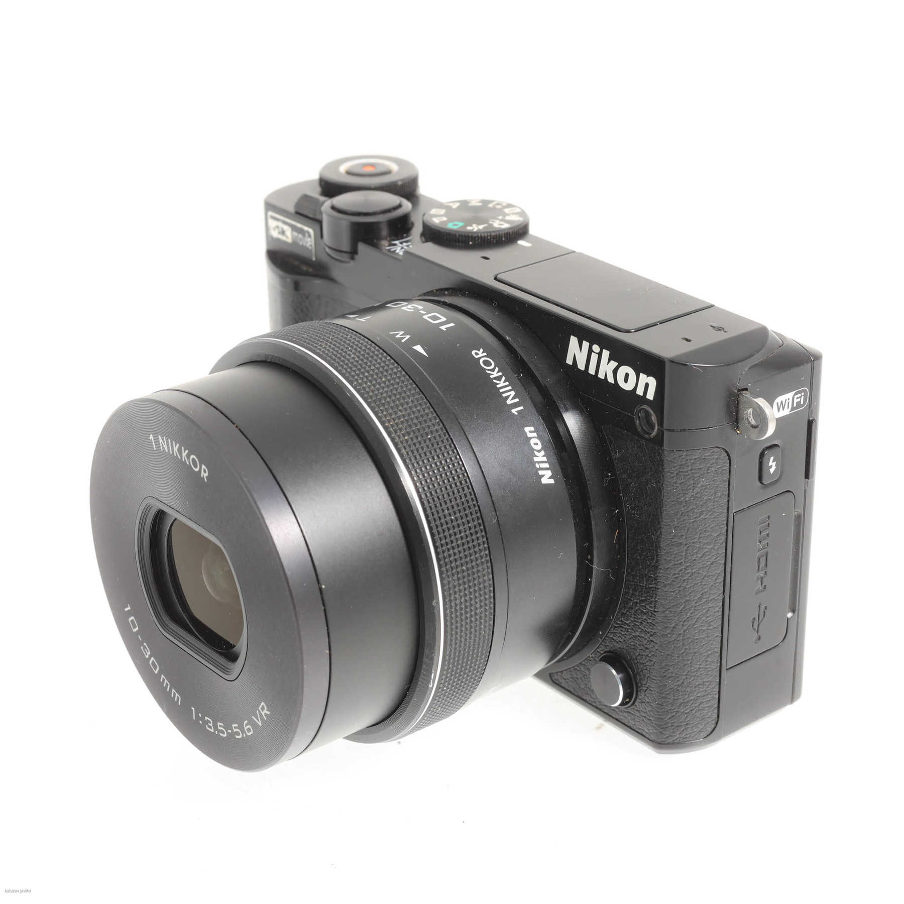 Nikon 1 J5 с объективом 10-30mm f/3.5-5.6 VR Nikon 1 J5 с объективом 10-30mm f/3.5-5.6 VR
