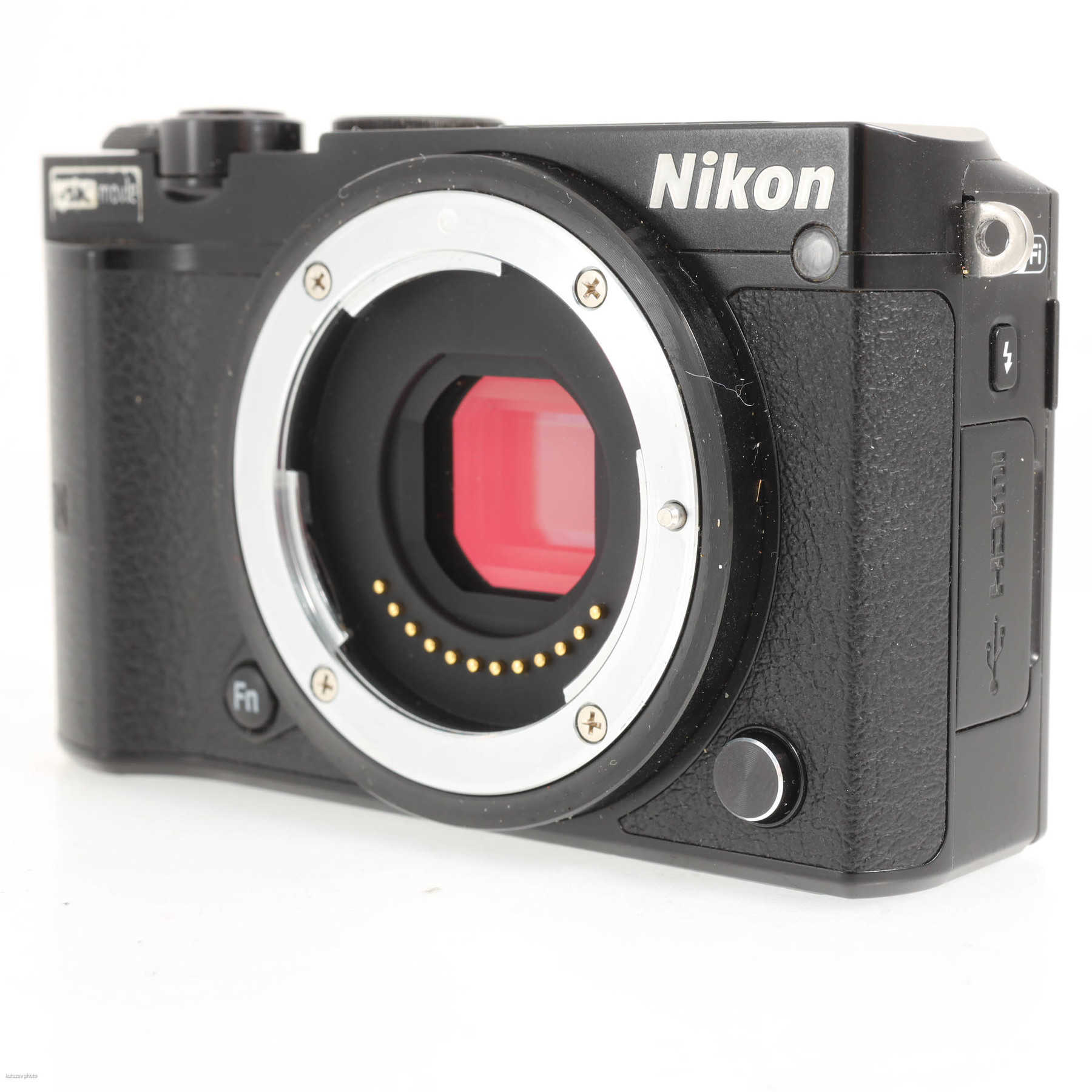 Nikon 1 J5 с объективом 10-30mm f/3.5-5.6 VR Nikon 1 J5 с объективом 10-30mm f/3.5-5.6 VR