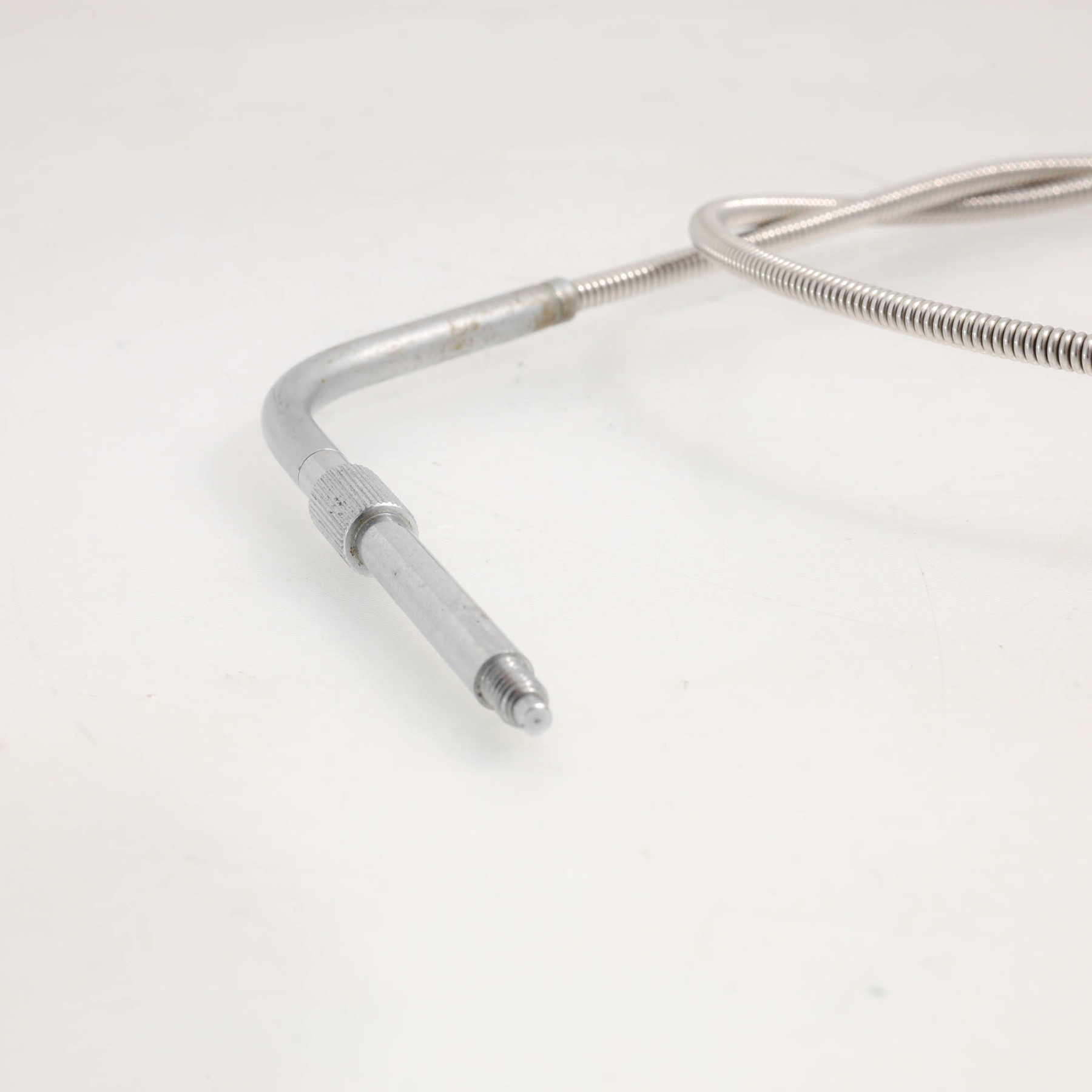 Спусковой тросик 700 мм с изогнутым носиком Спусковой тросик 700 мм с изогнутым носиком