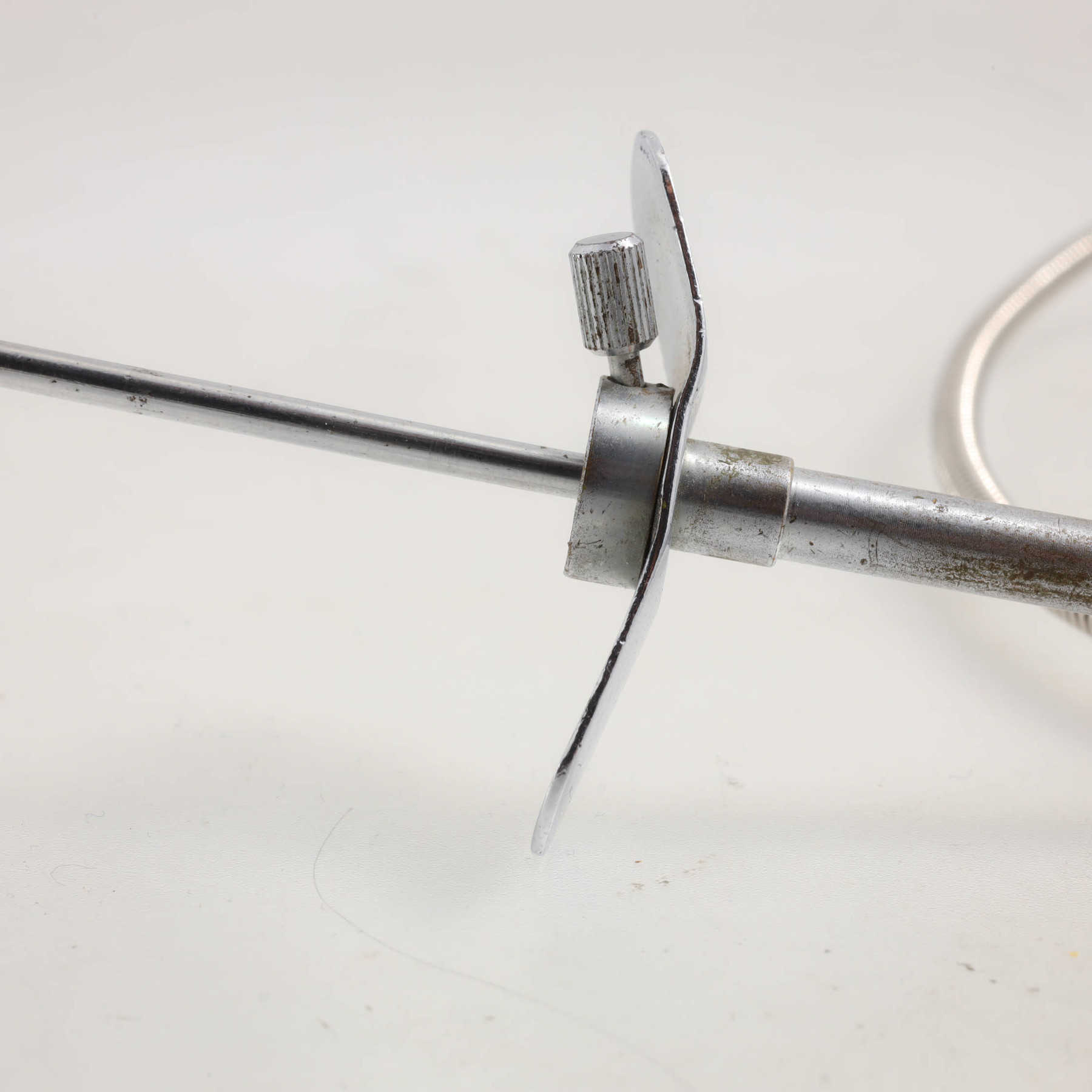 Спусковой тросик 700 мм с изогнутым носиком Спусковой тросик 700 мм с изогнутым носиком