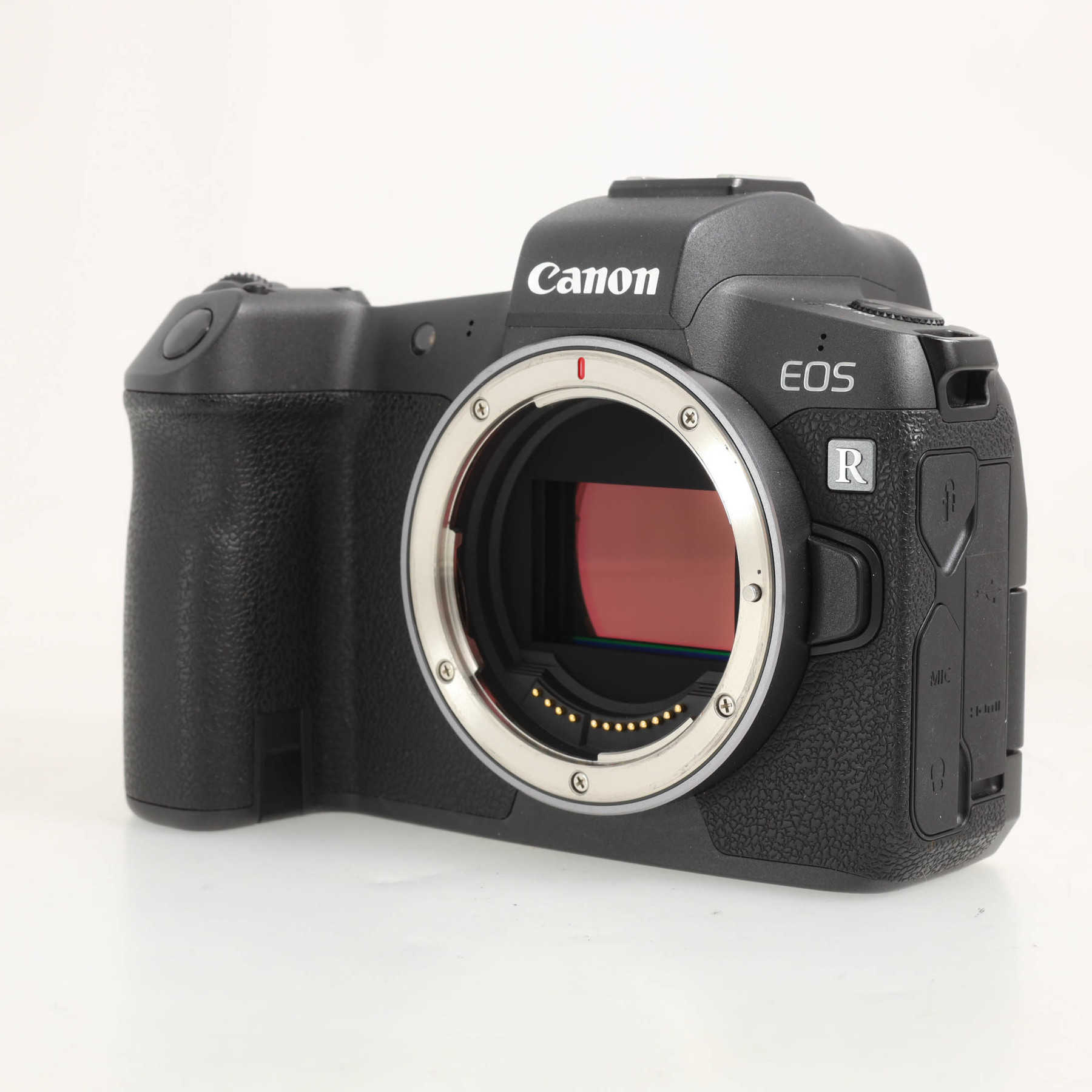 Canon EOS R с батарейной рукояткой BG-E22 Canon EOS R с батарейной рукояткой BG-E22