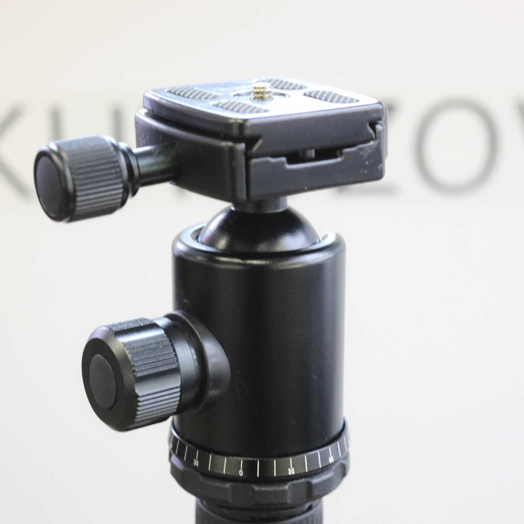 FST TA-2503D2A штатив с шаровой головкой FST TA-2503D2A штатив с шаровой головкой