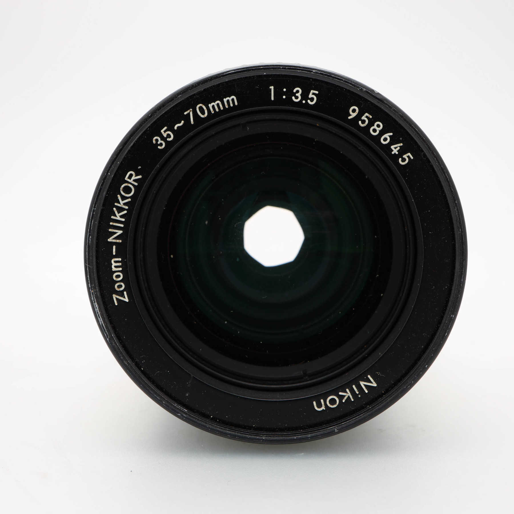 Nikon 35-70mm f/3.5 Zoom-Nikkor Nikon 35-70mm f/3.5 Zoom-Nikkor