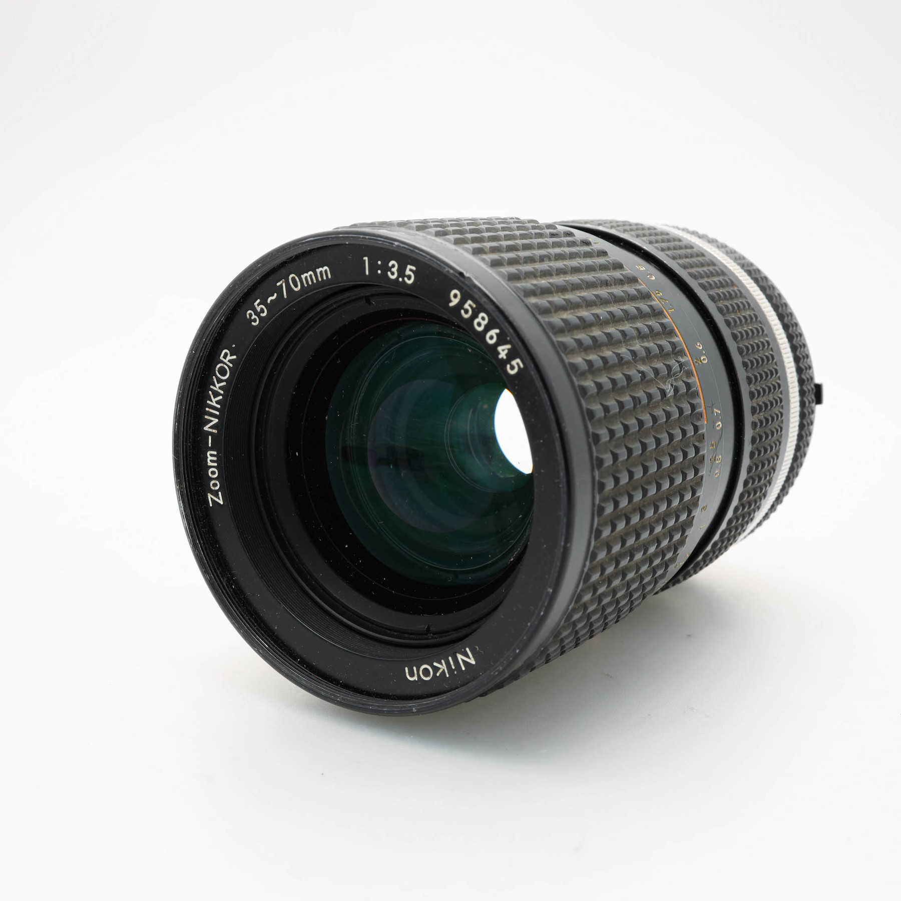 Nikon 35-70mm f/3.5 Zoom-Nikkor Nikon 35-70mm f/3.5 Zoom-Nikkor