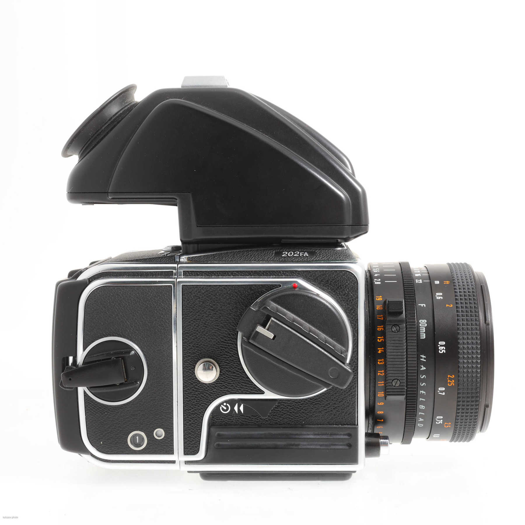 Hasselblad 202FA с объективом F 80mm f/2.8 T* Planar и призменным 45˚ видоискателем Hasselblad 202FA с объективом F 80mm f/2.8 T* Planar и призменным 45˚ видоискателем