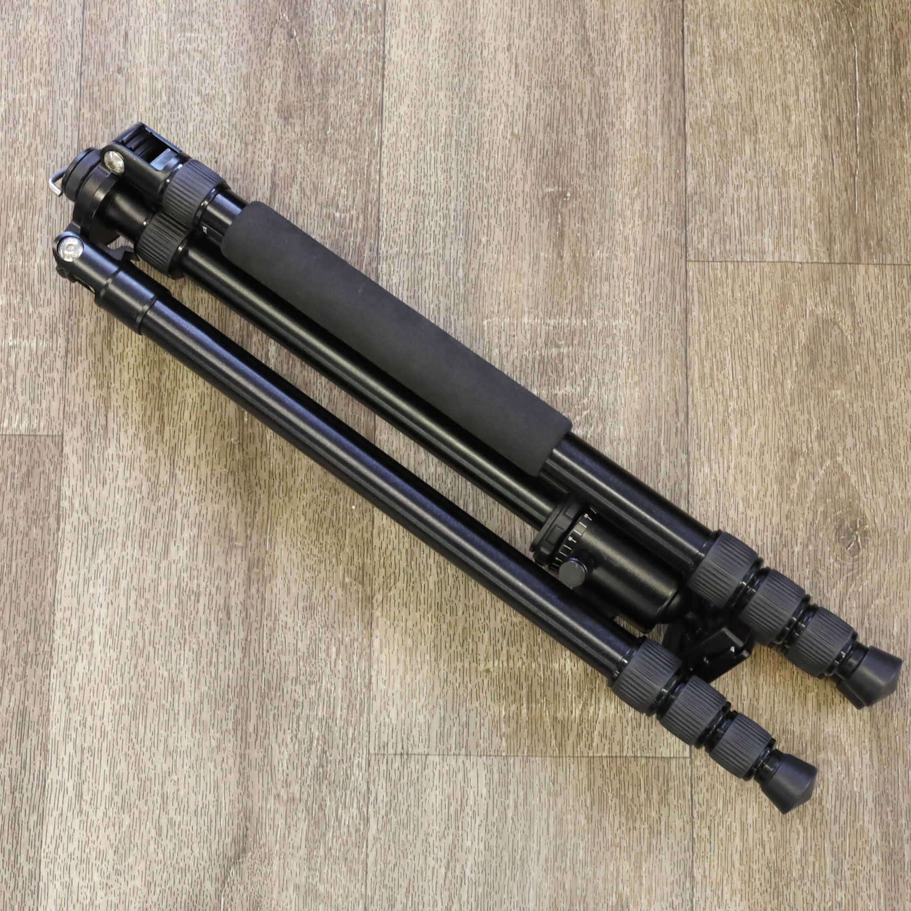 FST TA-2503D2A штатив с шаровой головкой FST TA-2503D2A штатив с шаровой головкой