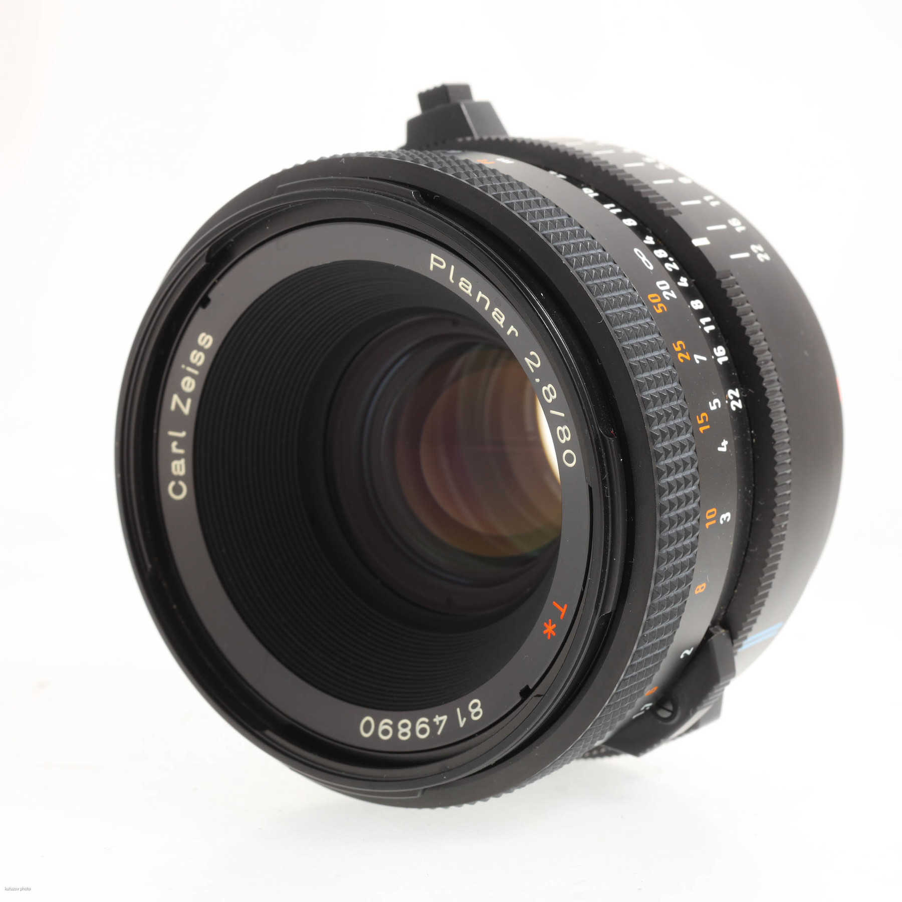 Hasselblad 202FA с объективом F 80mm f/2.8 T* Planar и призменным 45˚ видоискателем Hasselblad 202FA с объективом F 80mm f/2.8 T* Planar и призменным 45˚ видоискателем