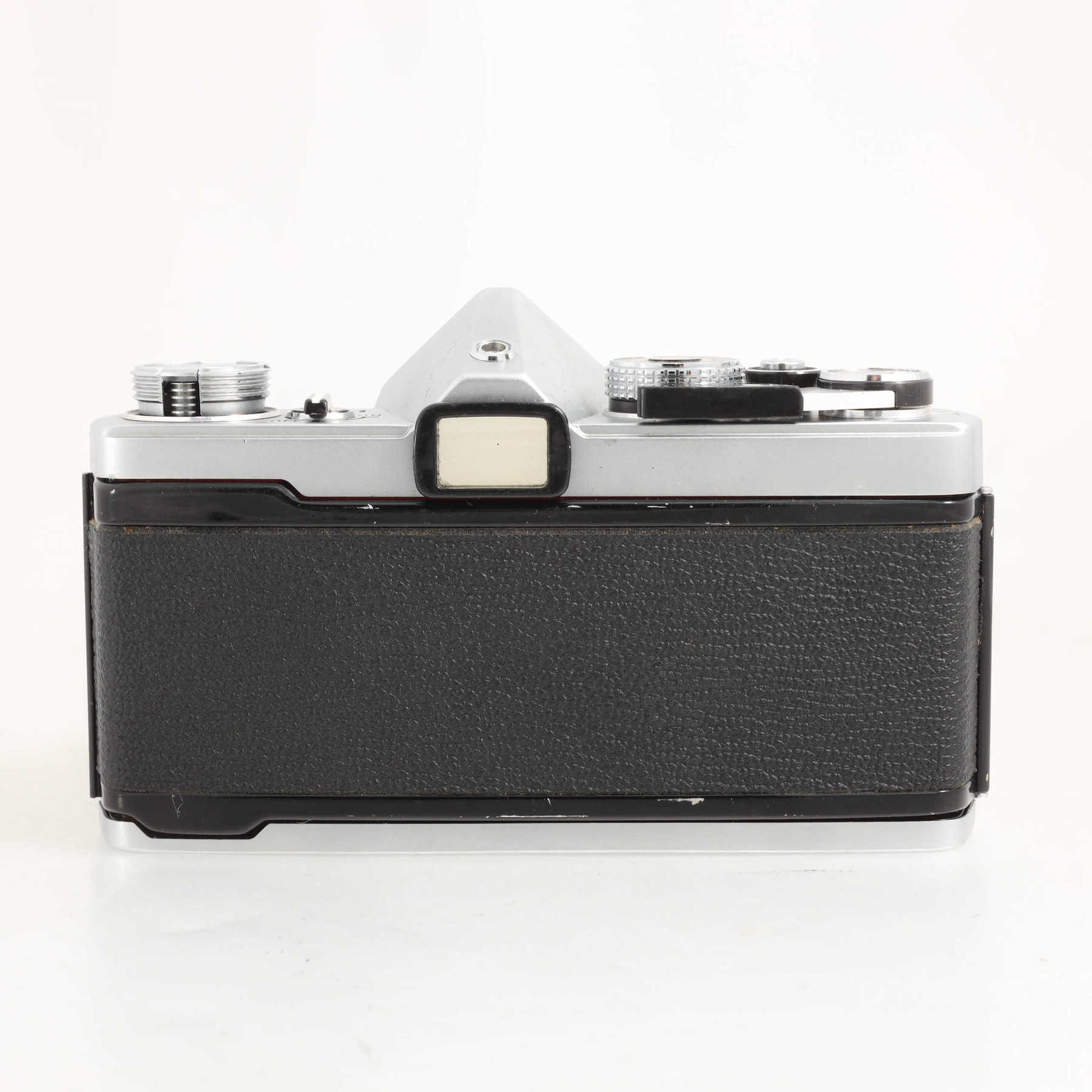 Olympus OM-1 с объективом 50mm f/1.8 F.Zuiko Auto-S Olympus OM-1 с объективом 50mm f/1.8 F.Zuiko Auto-S