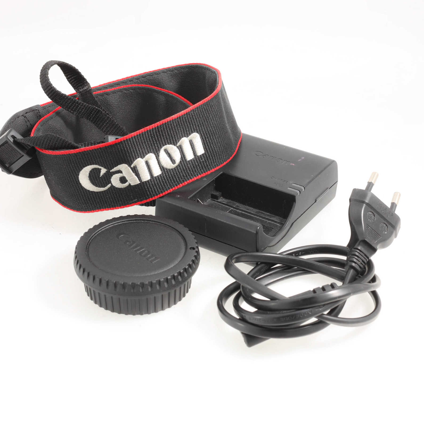 Canon EOS 77D с объективом EF-S 18-55mm f/4-5.6 IS STM Canon EOS 77D с объективом EF-S 18-55mm f/4-5.6 IS STM