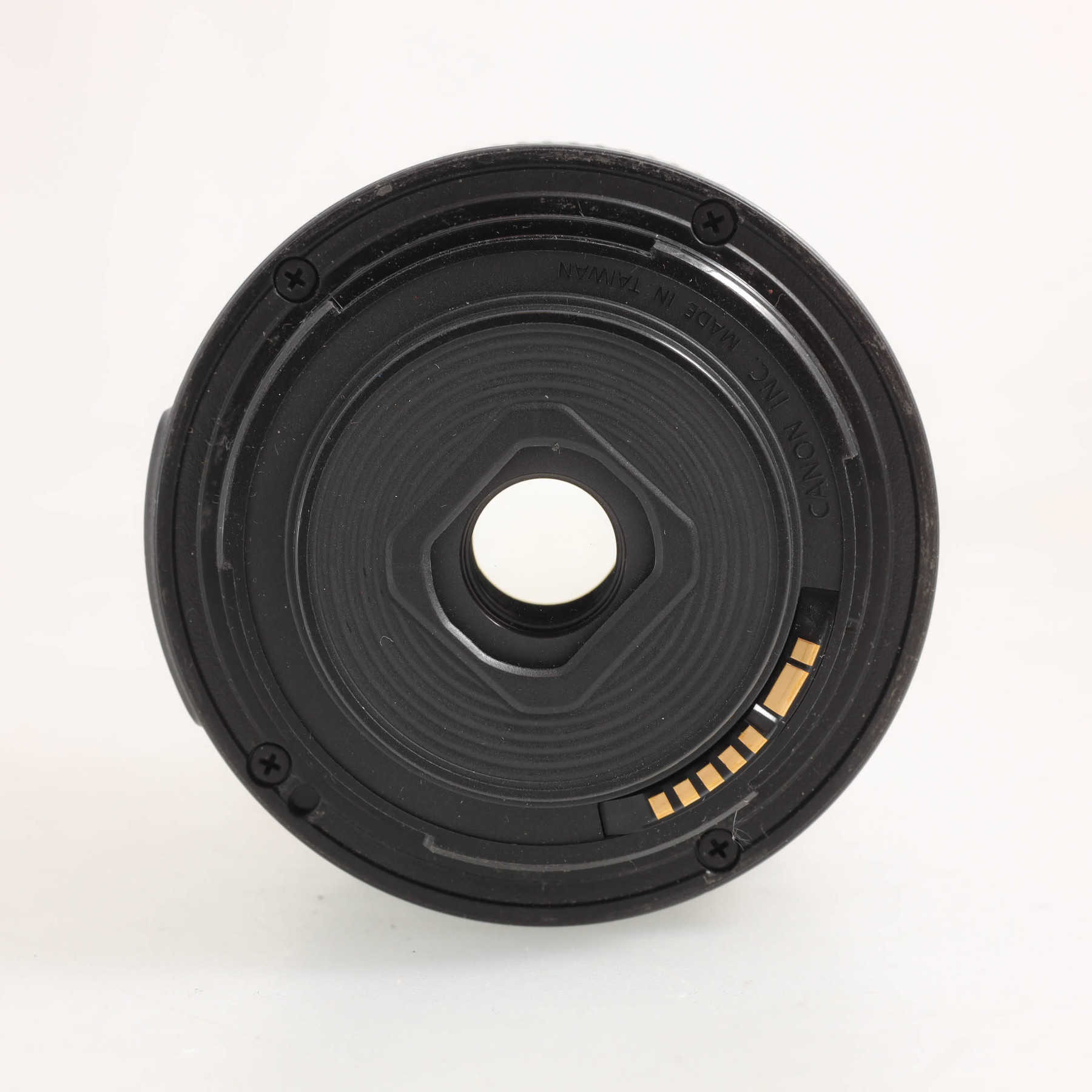 Canon EOS 77D с объективом EF-S 18-55mm f/4-5.6 IS STM Canon EOS 77D с объективом EF-S 18-55mm f/4-5.6 IS STM