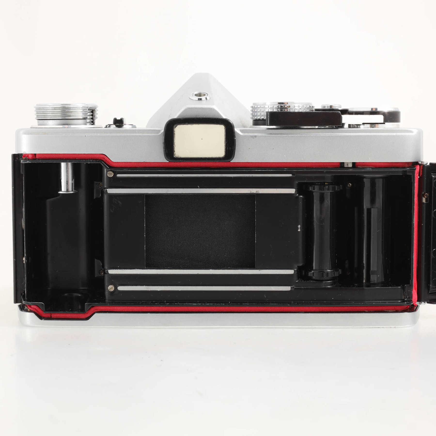 Olympus OM-1 с объективом 50mm f/1.8 F.Zuiko Auto-S Olympus OM-1 с объективом 50mm f/1.8 F.Zuiko Auto-S